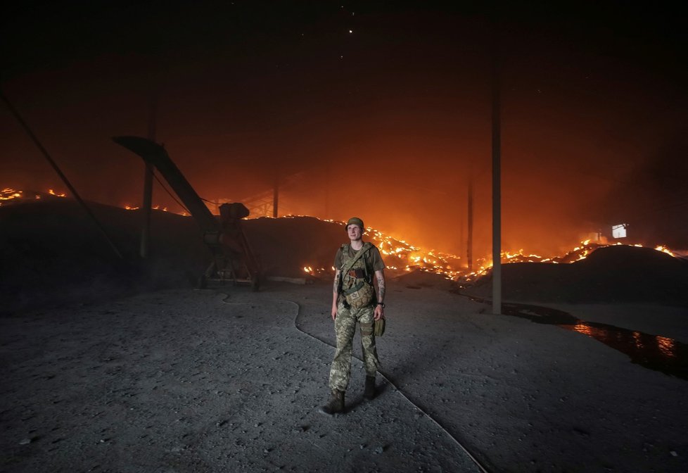 Válka na Ukrajině: V Donětsku hoří sklad obilí a zrn (31.5.2022)
