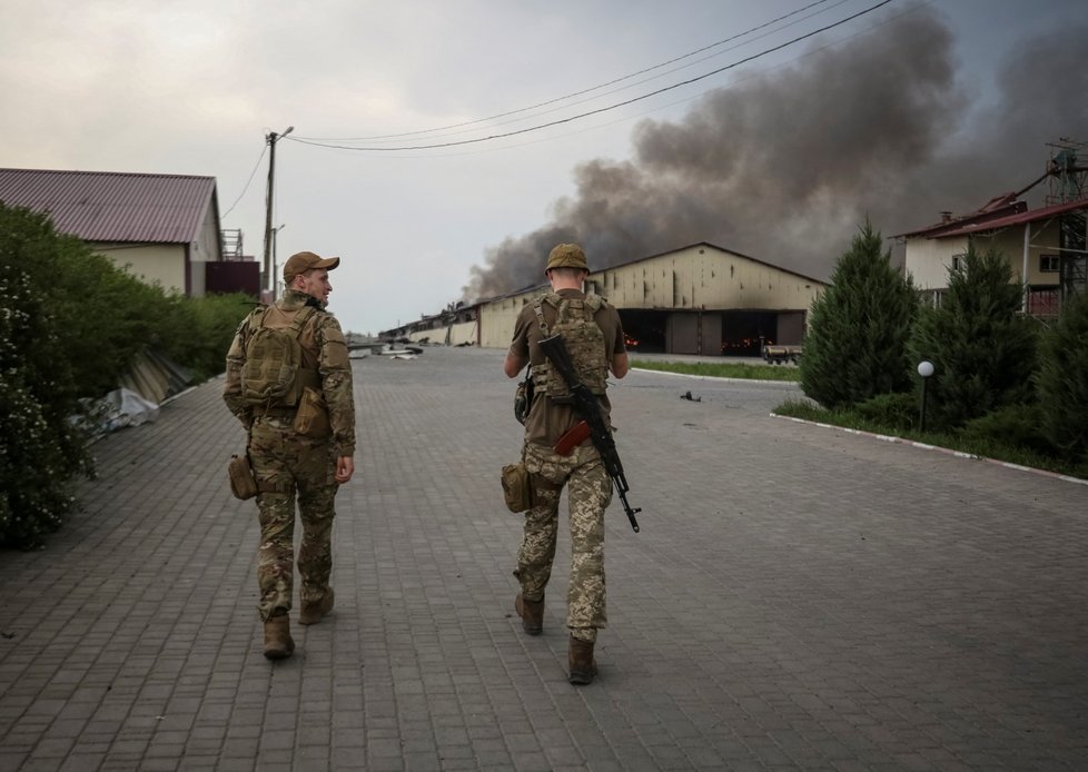 Válka na Ukrajině: V Donětsku hoří sklad obilí a zrn (31.5.2022)