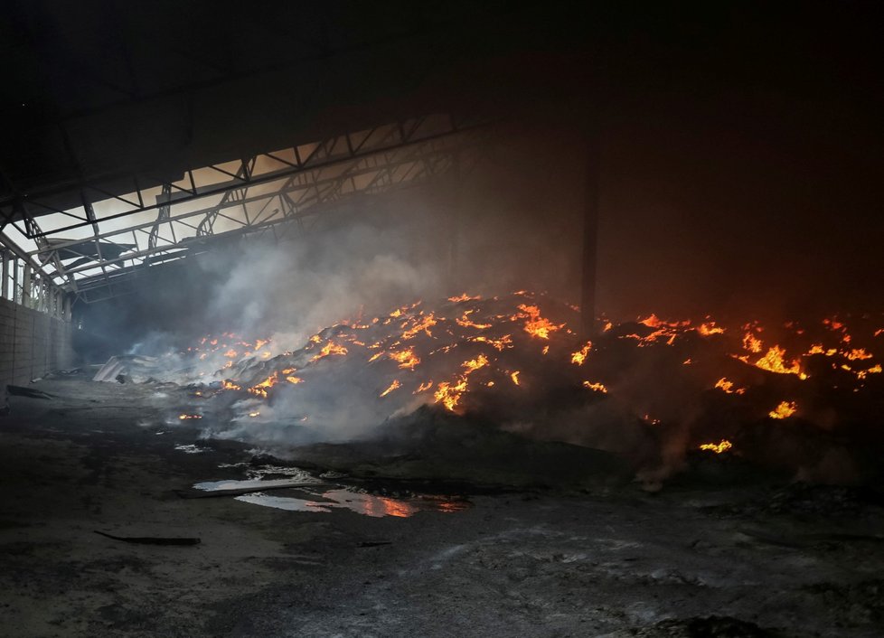 Válka na Ukrajině: V Donětsku hoří sklad obilí a zrn (31.5.2022)