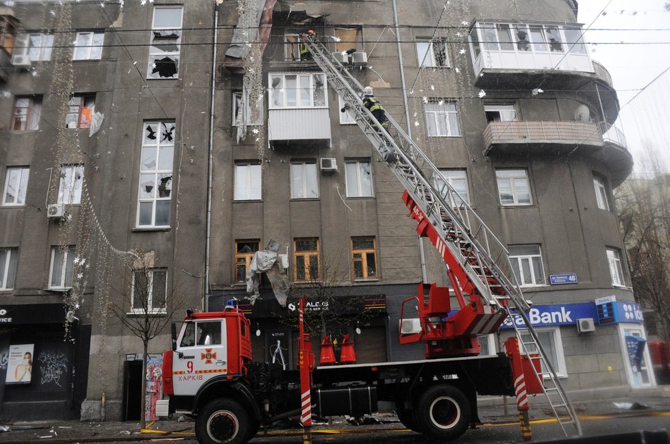 Válka na Ukrajině: Hasiči likvidují požáry v Charkově (17.4.2022)