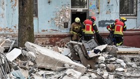 Válka na Ukrajině: Hasiči vynášejí mrtvé v rozbombardovaném Záporoží (4.4.2023)