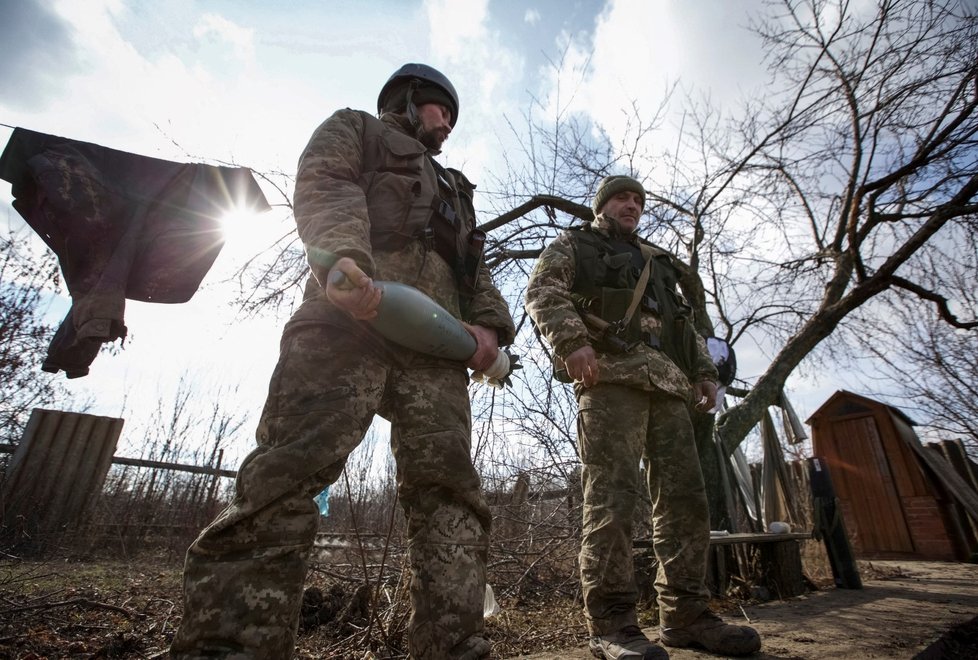 Válka na Ukrajině: Vojáci chystají zbraně u obce Horlivka (5.3.2023)