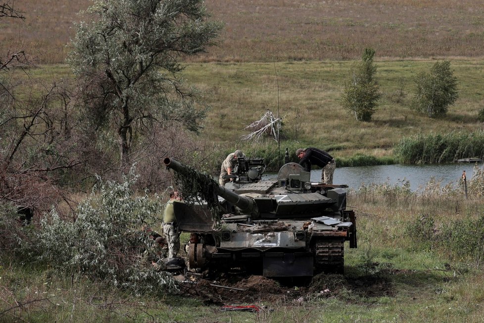 Válka na Ukrajině: V Charkově ukrajinští vojáci hledají v okolí nástražné miny. (20. 9. 2022)