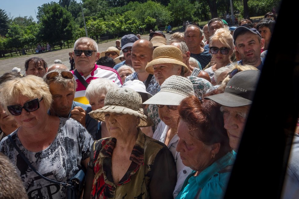 Válka na Ukrajině: Lidé se tlačí k vozu s humanitární pomocí v Kramatorsku (7.7.2022)