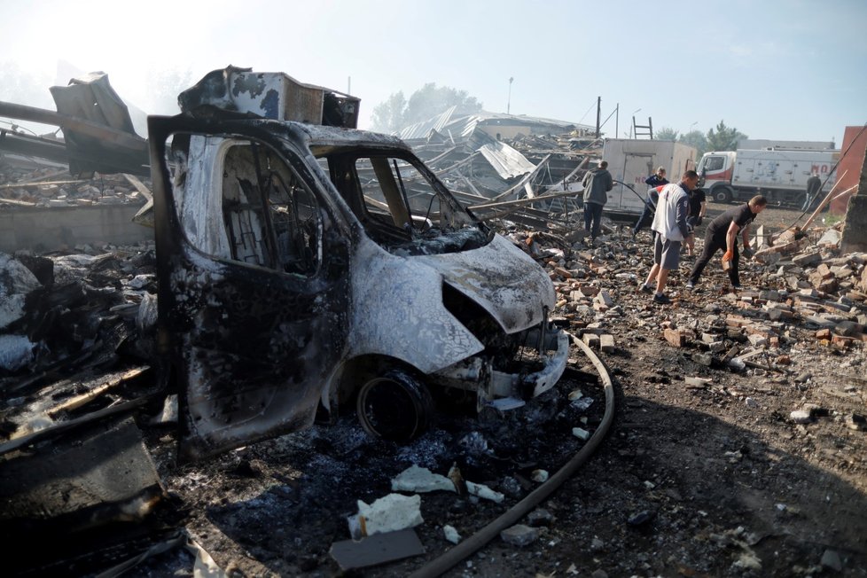 Válka na Ukrajině: Kramatorsk se vzpamatovává z dalšího ostřelování a rozsáhlých požárů