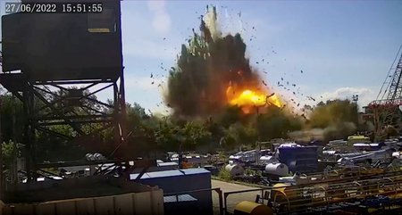 Válka na Ukrajině: Snímky z výbuchu obchodního centra v Kremenčuku