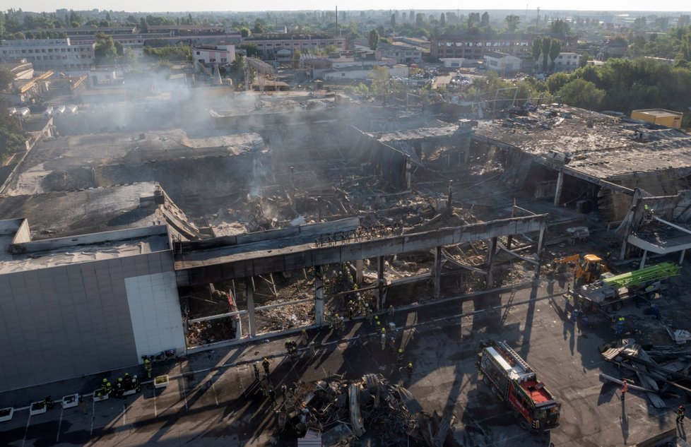 Válka na Ukrajině: Pozůstatky odstřelování obchodního centra v Kremenčuku (28. 6. 2022)