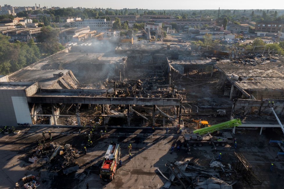 Válka na Ukrajině: Pozůstatky odstřelování obchodního centra v Kremenčuku (28.6.2022)