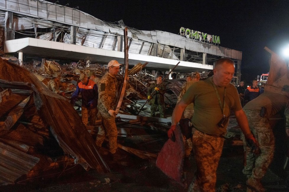 Válka na Ukrajině: Pozůstatky odstřelování obchodního centra v Kremenčuku (28. 6. 2022)