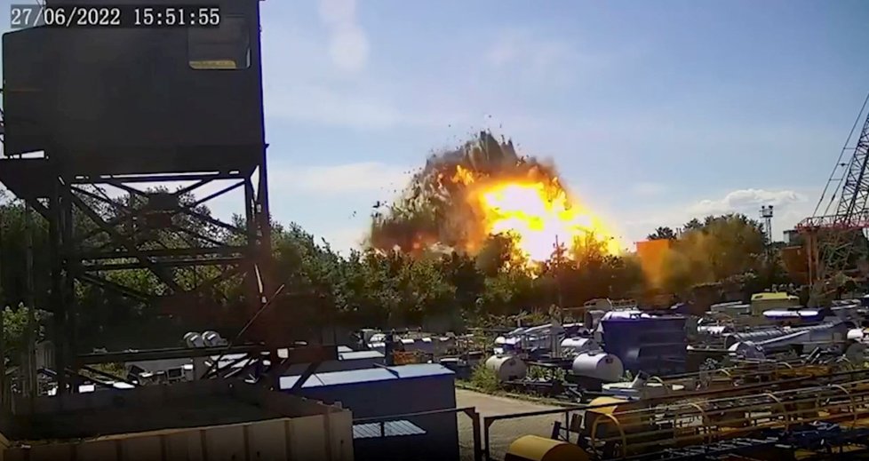 Válka na Ukrajině: Snímky z výbuchu obchodního centra v Kremenčuku 