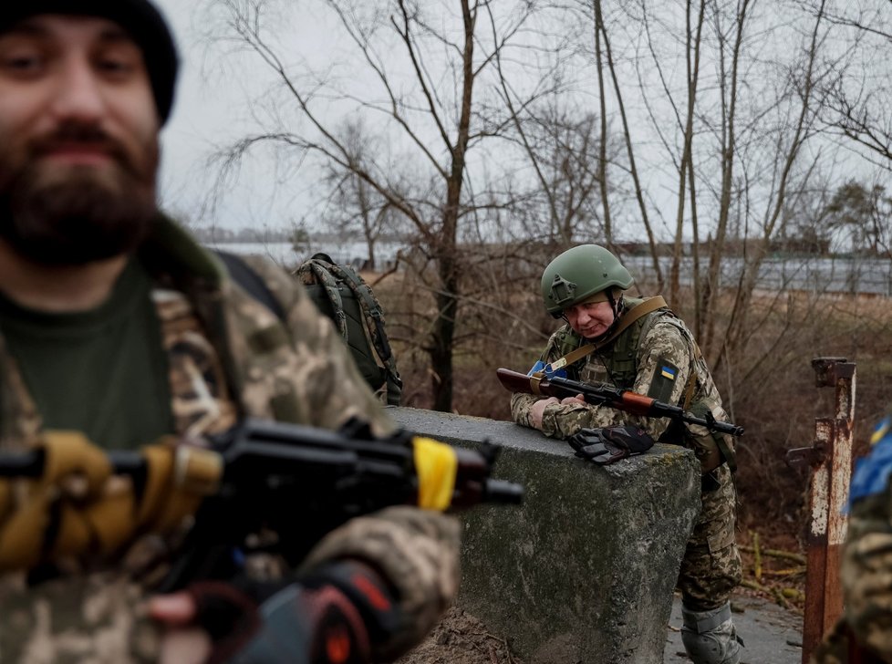 Válka na Ukrajině: Ukrajinští vojáci na začátku dubna osvobodili část Kyjevské oblasti. (3. 4. 2022)