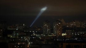 Válka na Ukrajině: Záběry z nočního Kyjeva při ostřelování nepřátelských dronů (27.2.2023)