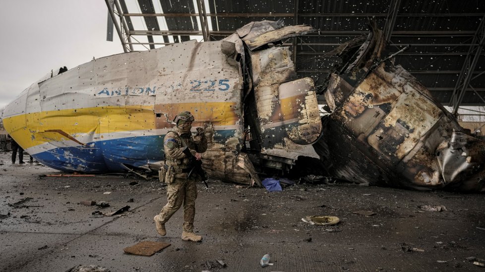 Válka na Ukrajině: Letiště Hostomel je v troskách (3.4.2022)