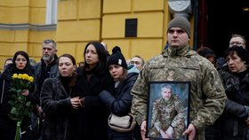 Válka na Ukrajině: Pohřeb ukrajinského herního designera Volodomyra Ježova v Kyjevě, který byl zabit v bojích u Bachmutu (27.12.2022)