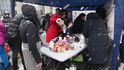 Rozdávání jídla, sníh i píseň na odvahu. Podívejte se, jak to vypadalo v neděli 27. února ve válkou zasaženém Kyjevě