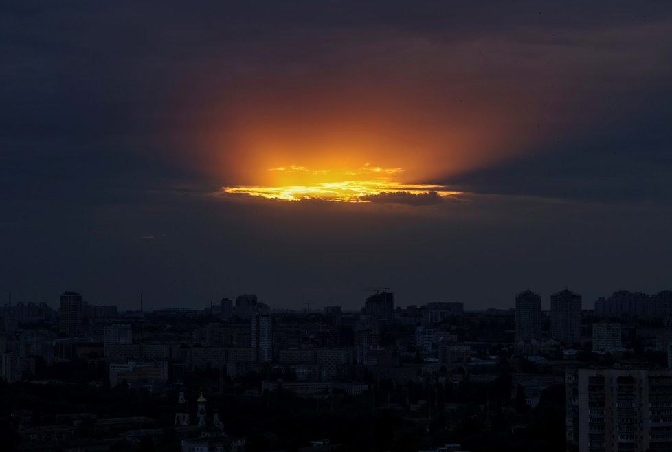 Západ slunce nad Kyjevem během poplachu (8. 6. 2023)