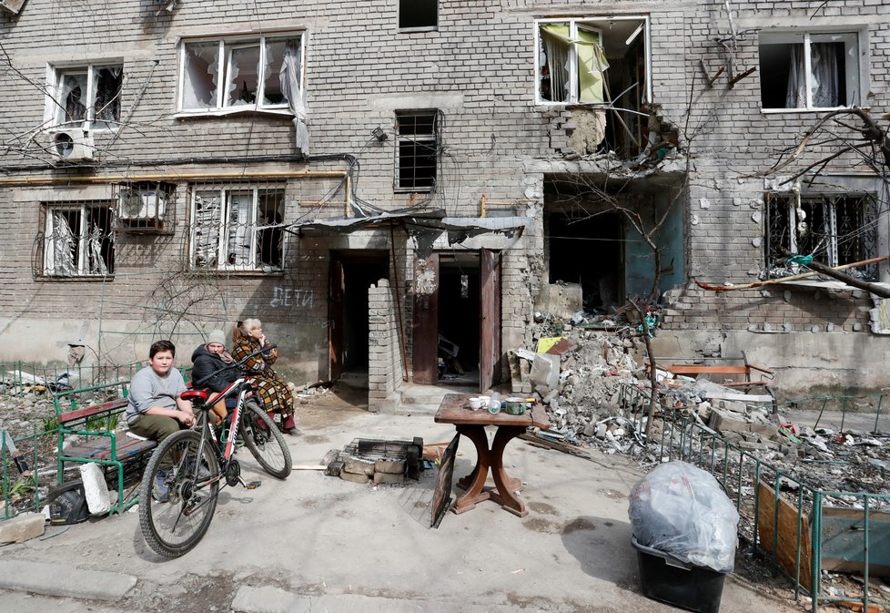 Válka na Ukrajině: Zdevastované ulice Mariupolu (17.4.2022)