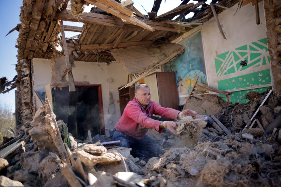 Válka na Ukrajině: V osvobozených městech se do rozbořených domů vrací původní obyvatelé. (28.4.2022)