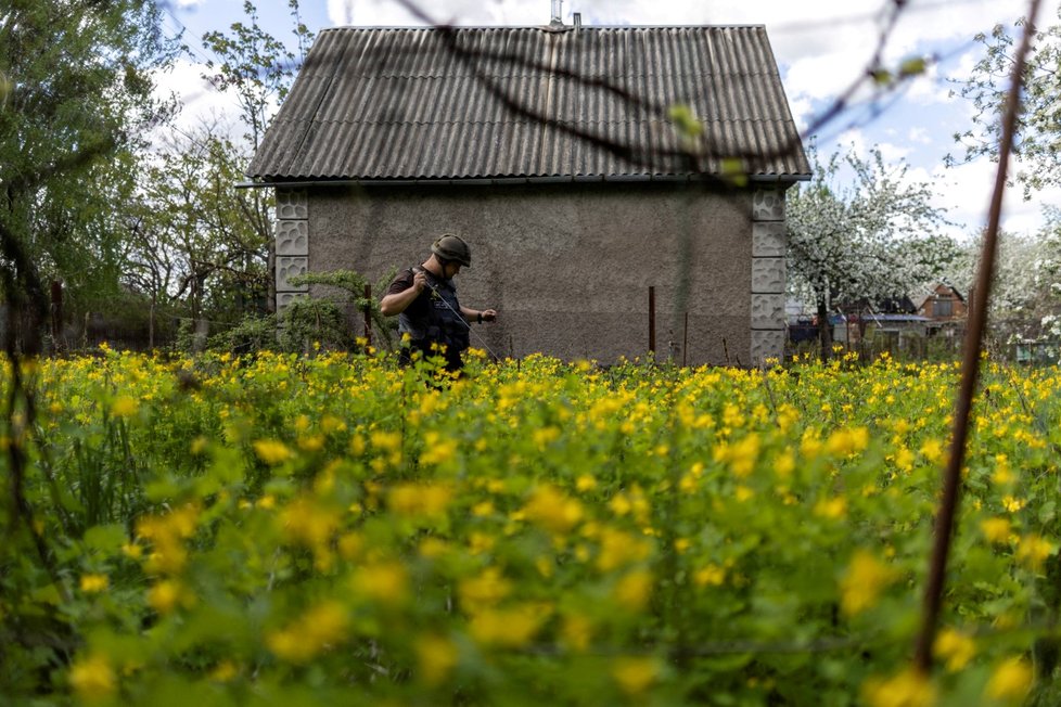 Válka na Ukrajině: V Borodiance musí ukrajinské síly zabezpečit oblast a odstranit ukryté miny (18.5.2022).