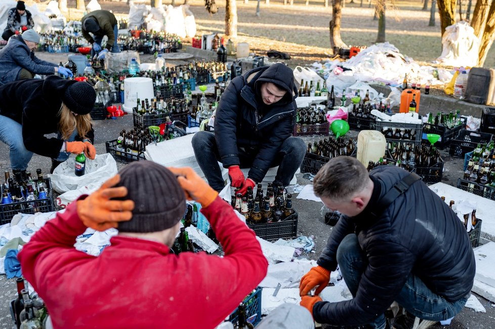Válka na Ukrajině: Výroba zápalných lahví v ukrajinském městě Žitomir (28.2.2022)