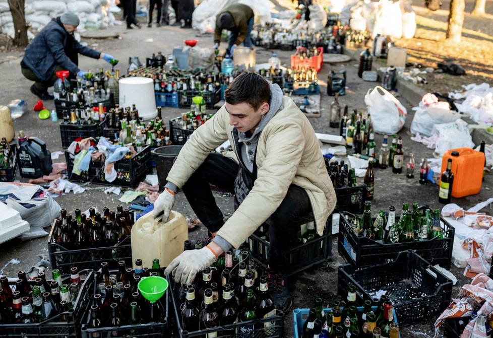 Válka na Ukrajině: Výroba zápalných lahví v ukrajinském městě Žitomir (28.2.2022)