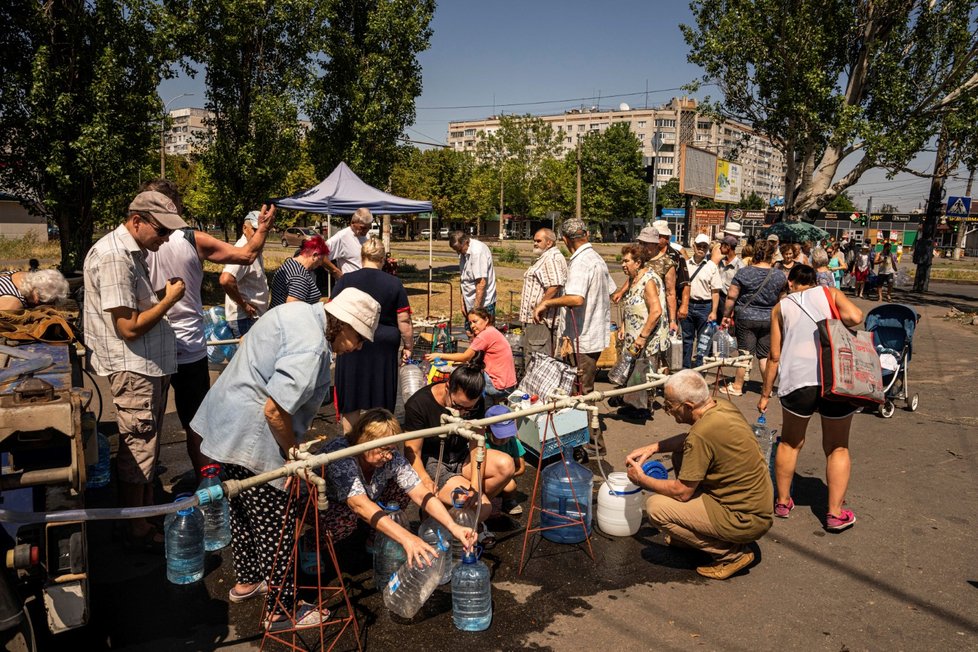 Válka na Ukrajině: V Mykolajivu se stojí dlouhé fronty na humanitární pomoc (8.8.2022)