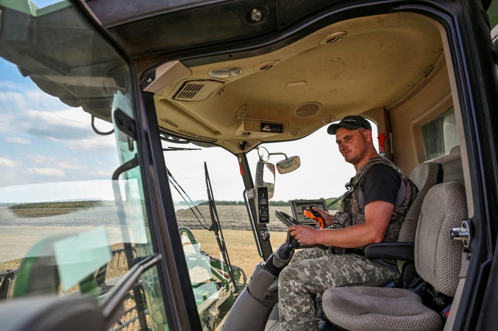 Válka na Ukrajině: I přes pokračující ruskou invazi se snaží v Záporoží sklidit úrodu (30.7.2022)
