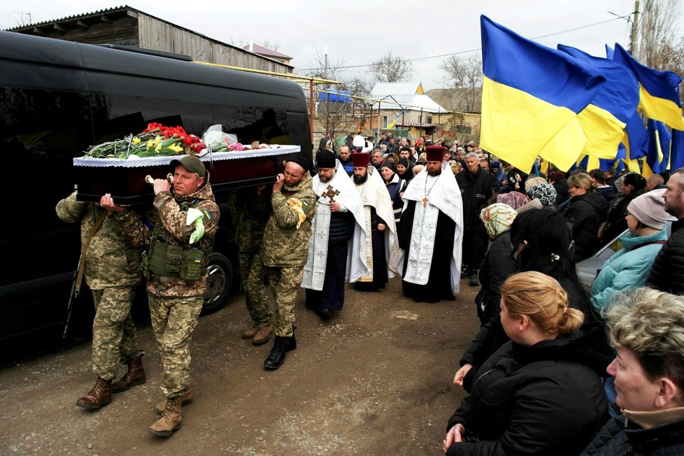 Válka na Ukrajině: Pohřební průvod v Mariupolu (3.4.2022)