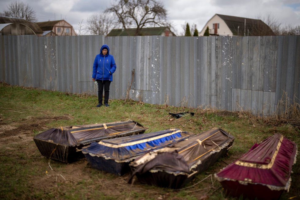 Válka na Ukrajině: Ira stojí nad hrobem svého manžela Sashy (43) (17.4.2022)