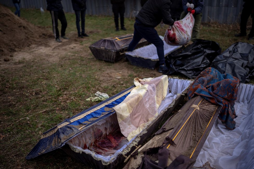 Válka na Ukrajině: Ira stojí nad hrobem svého manžela Sashy (43) (17.4.2022)