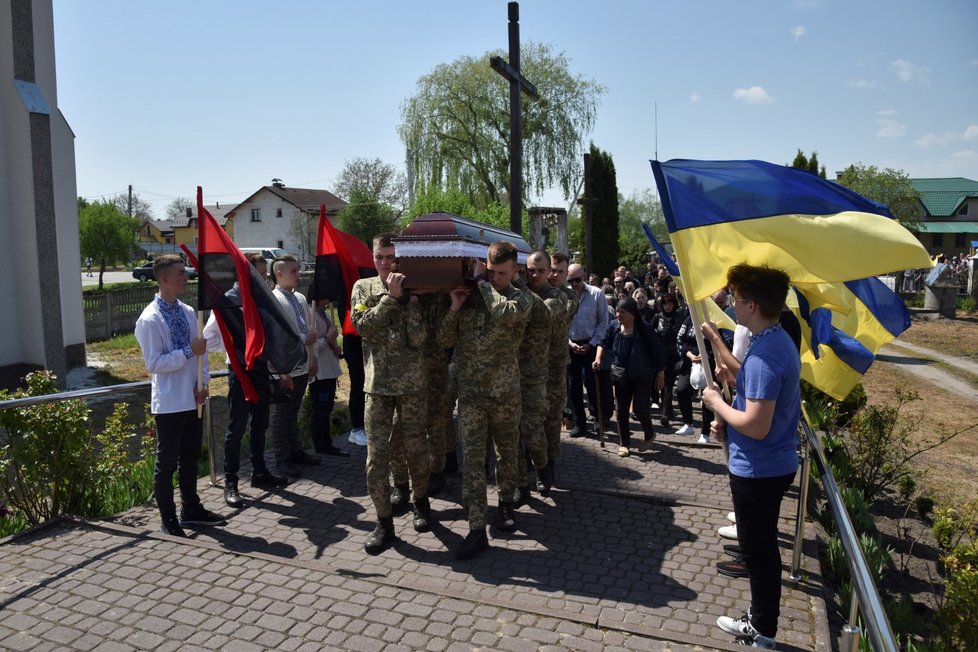 Válka na Ukrajině: Pohřeb vojáka Lubomyra Savčuka (12.5.2022)