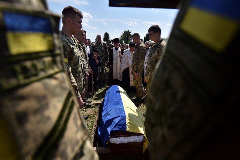 Válka na Ukrajině: Pohřeb vojáka Lubomyra Savčuka (12.5.2022)