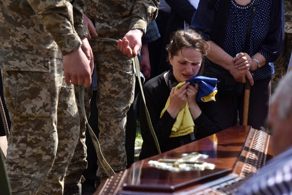 Válka na Ukrajině: Pohřeb vojáka Lubomyra Savčuka (12.5.2022)