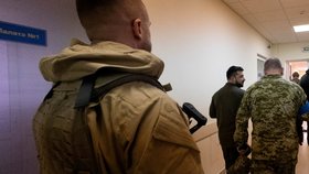 Válka na Ukrajině: Prezident Volodymyr Zelenskyj opět navštívil nemocnici, kde se kurýrují vojáci (3.4.2022).