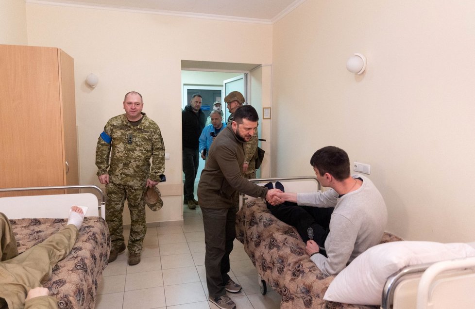 Válka na Ukrajině: Prezident Volodymyr Zelenskyj opět navštívil nemocnici, kde se kurýrují vojáci (3.4.2022).