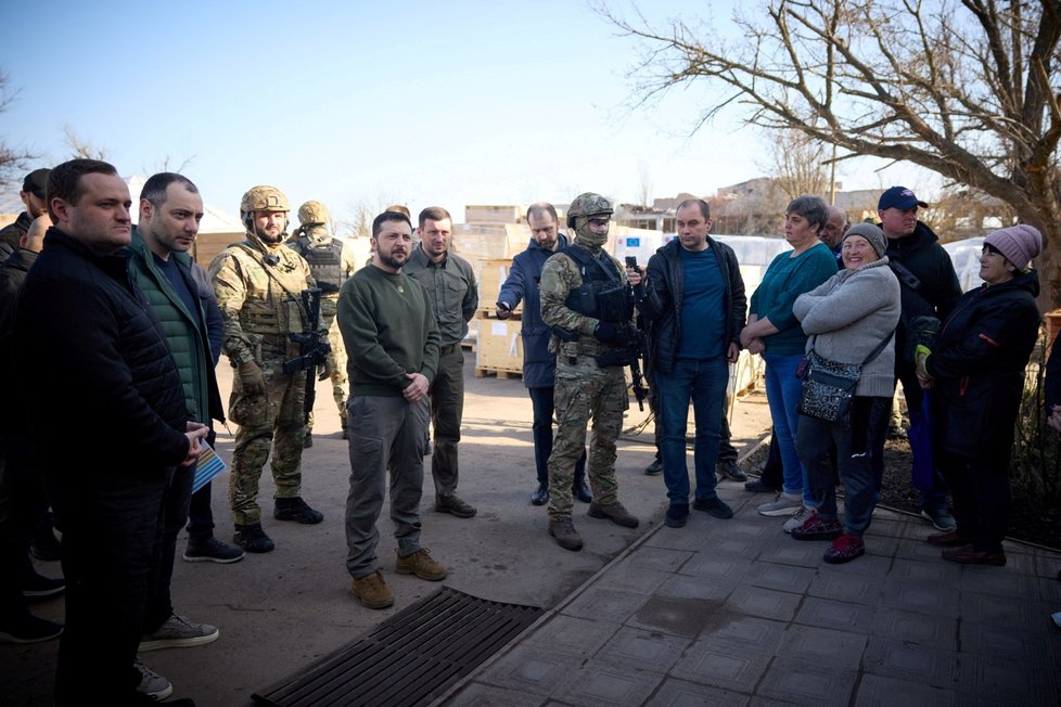 Válka na Ukrajině: Ukrajinský prezident Volodomyr Zelenskyj na návštěvě poničené oblasti (23.3.2023)