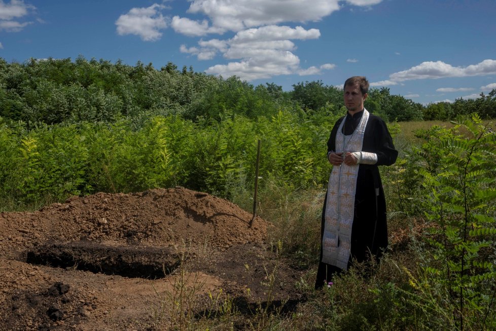 Válka na Ukrajině: Pohřeb v  Doněcké oblasti. Anna (35) byla zabita jen dva dny poté, co se vrátila domů (25.7.2022).
