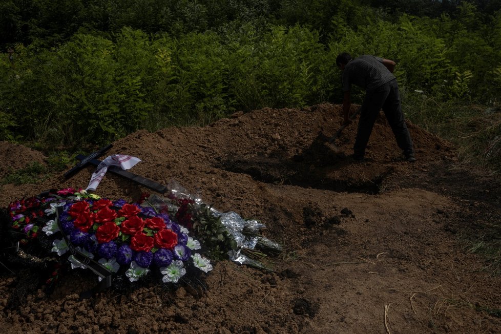 Válka na Ukrajině: Pohřeb v  Doněcké oblasti. Anna (35) byla zabita jen dva dny poté, co se vrátila domů (25.7.2022).