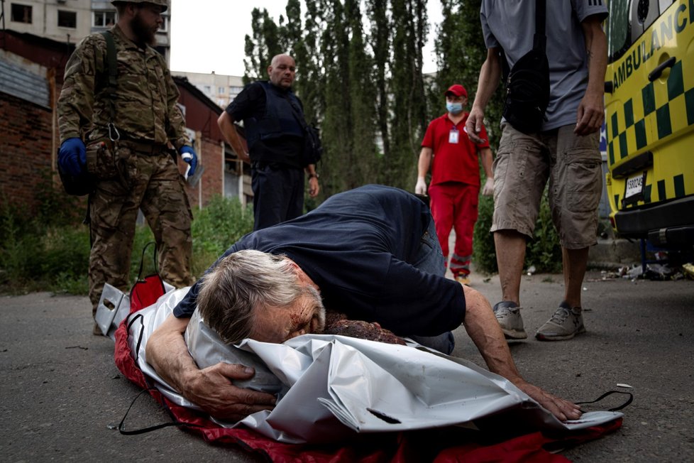 Válka na Ukrajině: Viktor pláče nad tělem své ženy Natalie, která přišla o život během ruského ostřelování (7.7.2022)