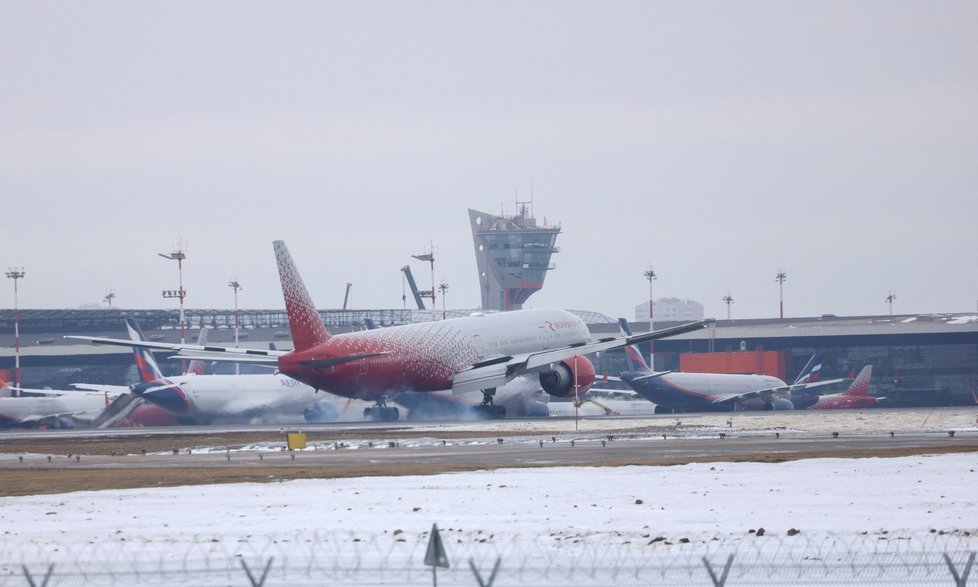 Válka na Ukrajině: Moskevské letiště je plné parkujících letadel (12.3.2022)