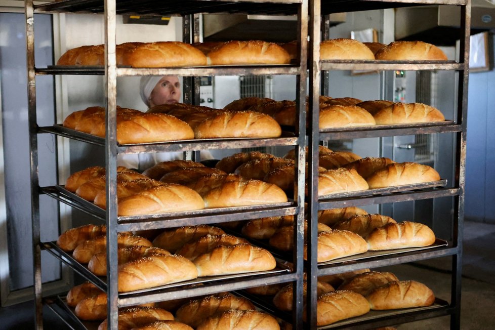 Válka na Ukrajině: V pekárně ve městě Bohorodchany se každý den pečou chleby pro ukrajinská vojska. (10. 5. 2022)