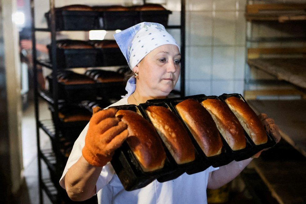 Válka na Ukrajině: V pekárně ve městě Bohorodchany se každý den pečou chleby pro ukrajinská vojska. (10. 5. 2022)