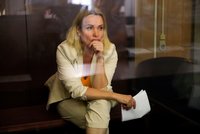 Ruské novinářce, která označila Putina za vraha, dali domácí vězení. Hrozí jí až 10 let za mřížemi