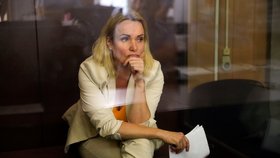 Válka na Ukrajině: Ruská novinářka Marina Ovsjannikovová u soudu (11.8.2022)