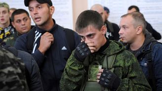 Jaké jsou ruské mobilizace? Zátahy na lidi, lákání kriminálníků nebo povolávání mrtvých