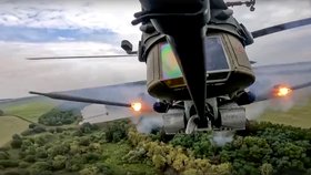 Válka na Ukrajině: Snímek od ruského ministerstva obrany, kde okupantská helikoptéra útočí na pozemní ukrajinské síly (24.8.2022)