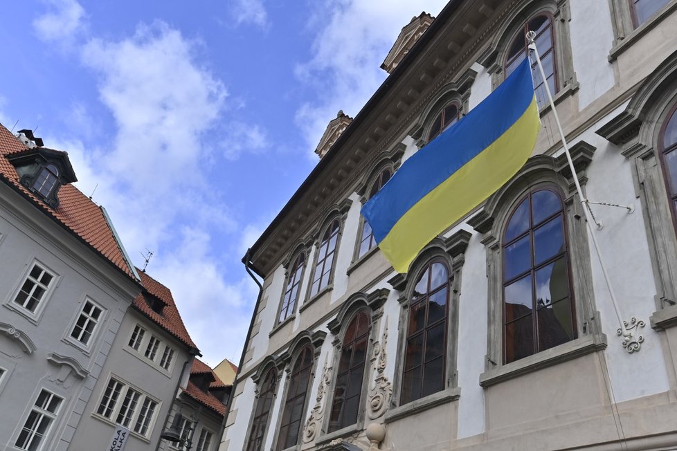Válka na Ukrajině: Vyjádření podpory českého Senátu Ukrajině vyvěšením státní vlajky (22. 2. 2022)