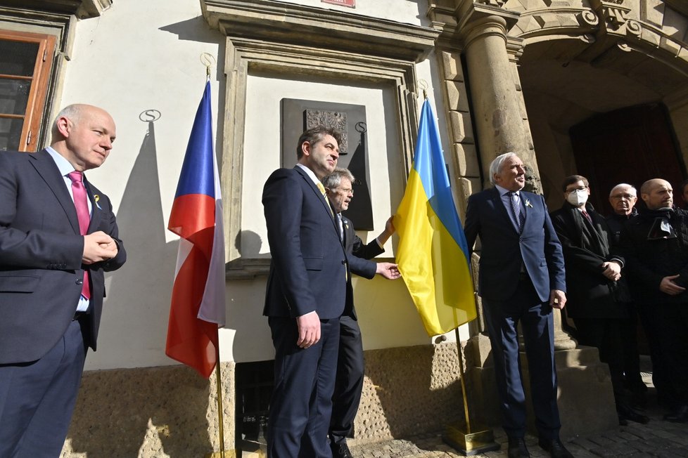 Válka na Ukrajině: Vyjádření podpory českého Senátu Ukrajině vyvěšením státní vlajky (22.2.2022)