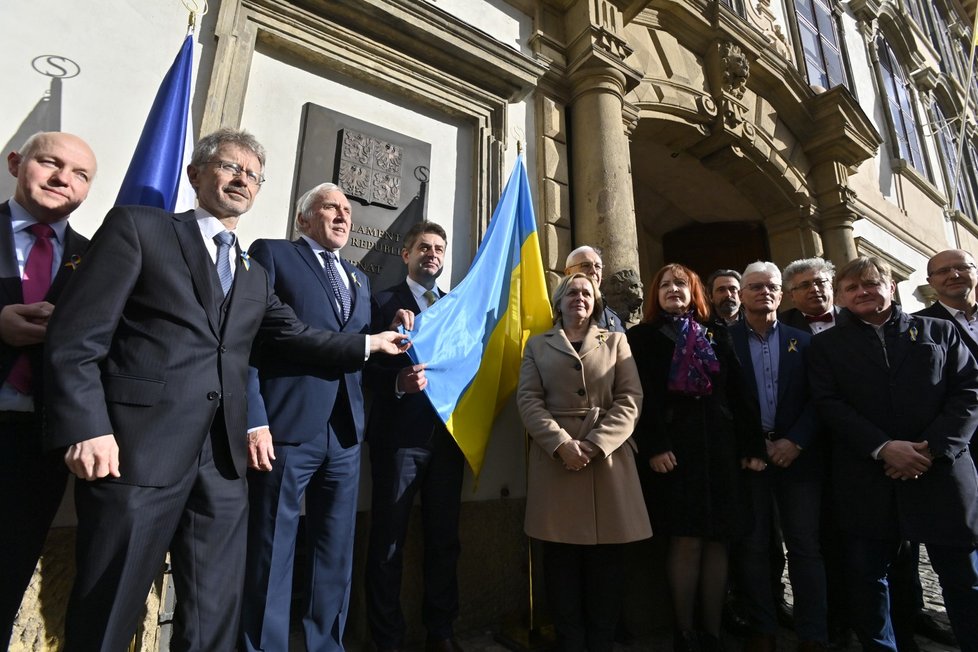 Válka na Ukrajině: Vyjádření podpory českého Senátu Ukrajině vyvěšením státní vlajky (22.2.2022)
