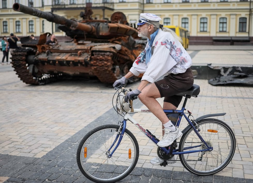 Válka na Ukrajině: Výstava zničených ruských tanků v centru Kyjeva (21. 5. 2022)